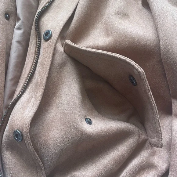 Lioness Kenny Bomber! - Picture 4 of 9